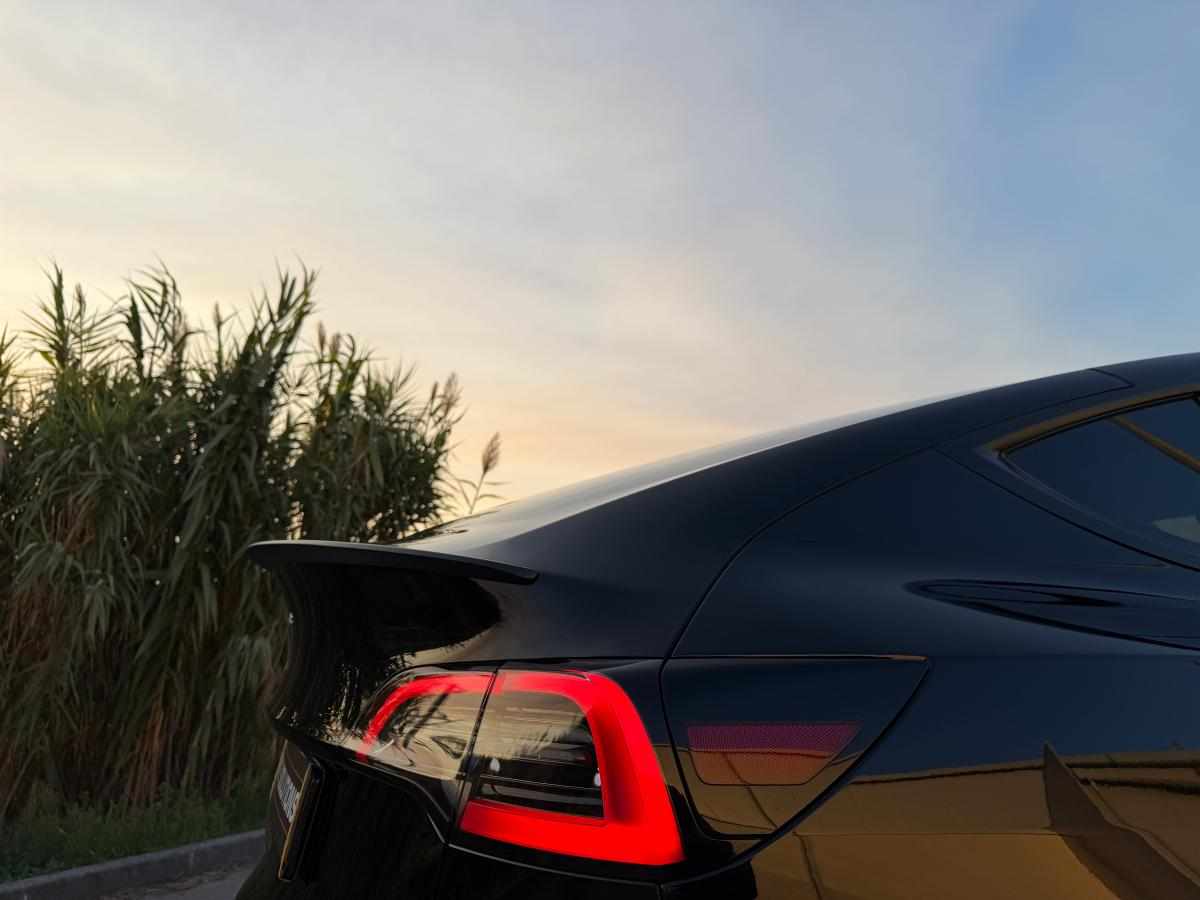 tesla-model-y-standard-range-rwd-2023-eletrico