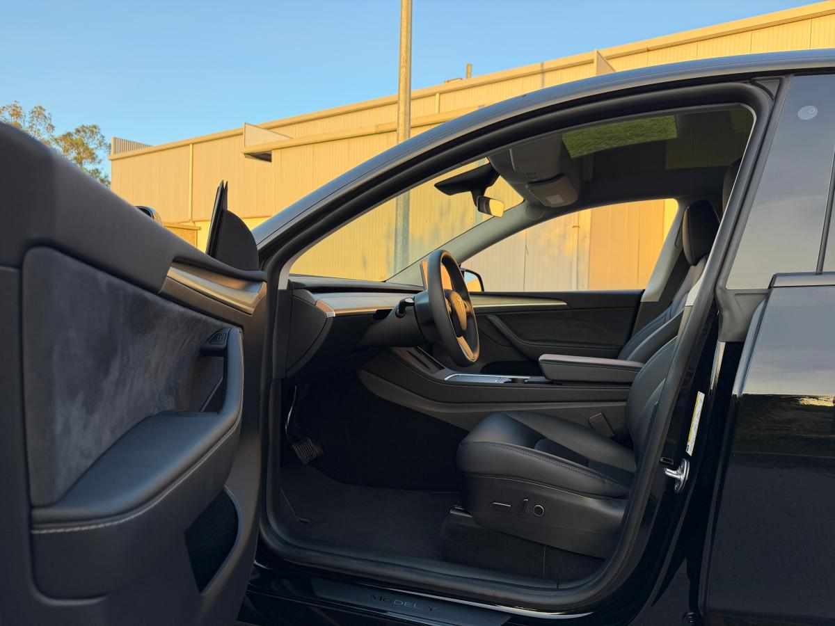tesla-model-y-standard-range-rwd-2023-eletrico