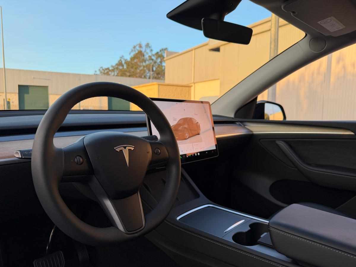 tesla-model-y-standard-range-rwd-2023-eletrico
