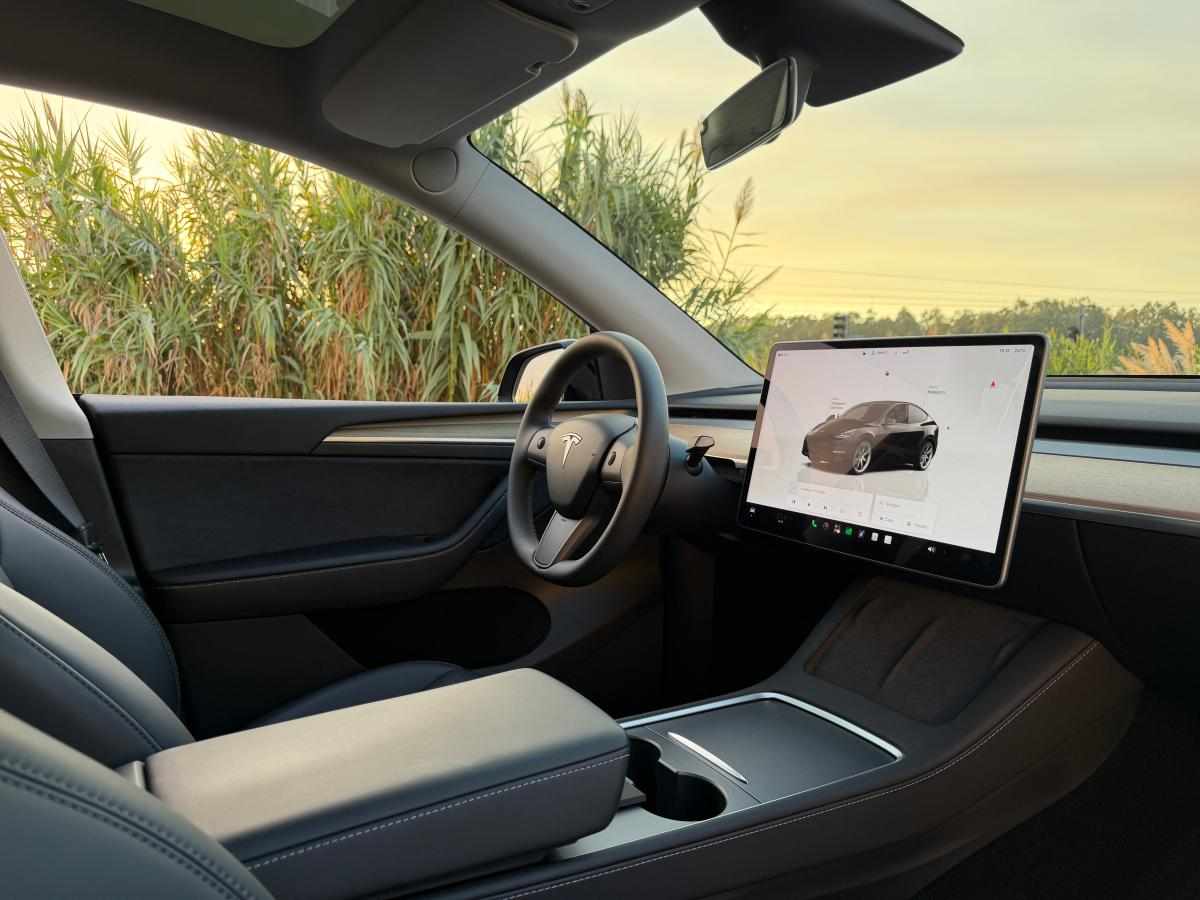 tesla-model-y-standard-range-rwd-2023-eletrico