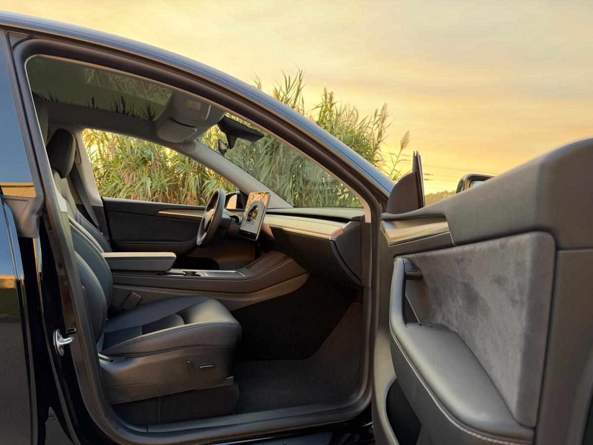 tesla-model-y-standard-range-rwd-2023-eletrico