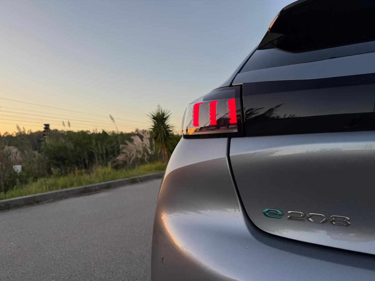 peugeot-e-208-ev-50-kwh-2022-eletrico