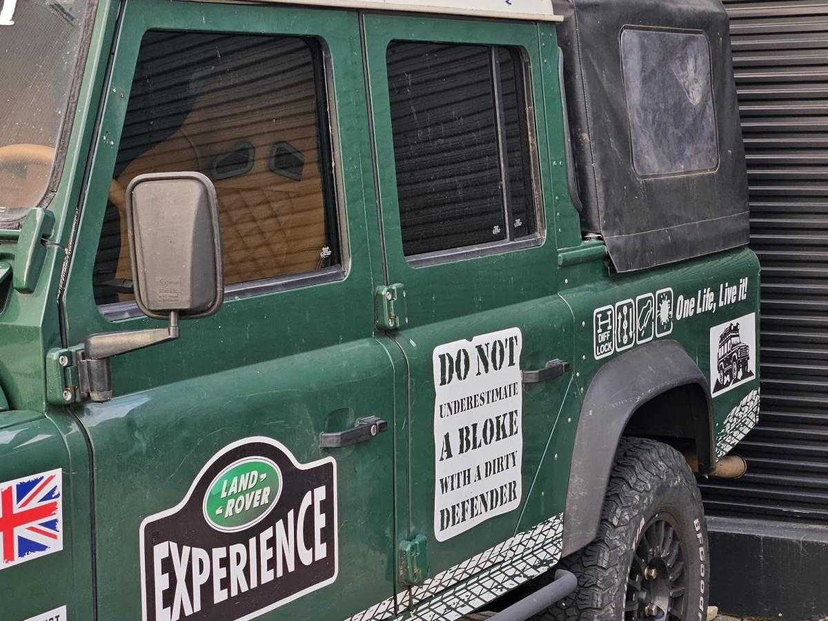 land-rover-defender-2004-diesel-2495cc