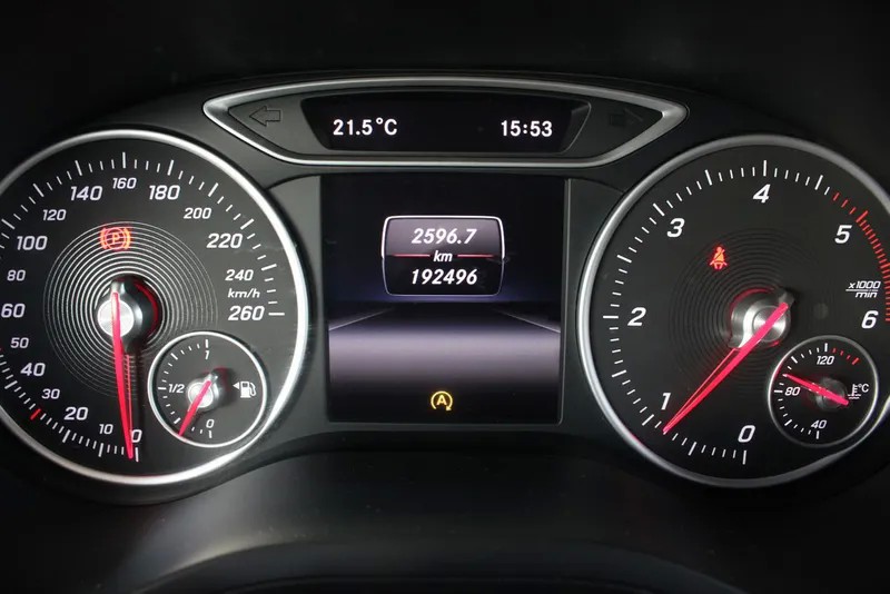 mercedes-benz-180-2015-diesel-1461cc