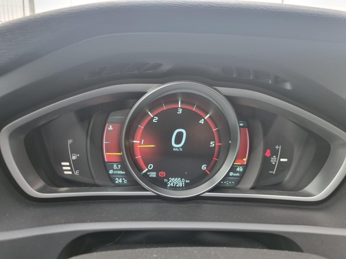 volvo-v40-2013-diesel-1560cc