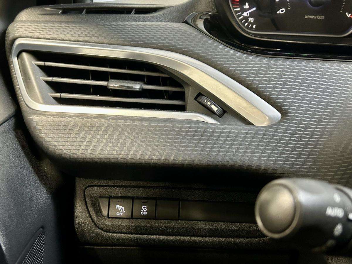 peugeot-208-2017-gasolina-1199cc