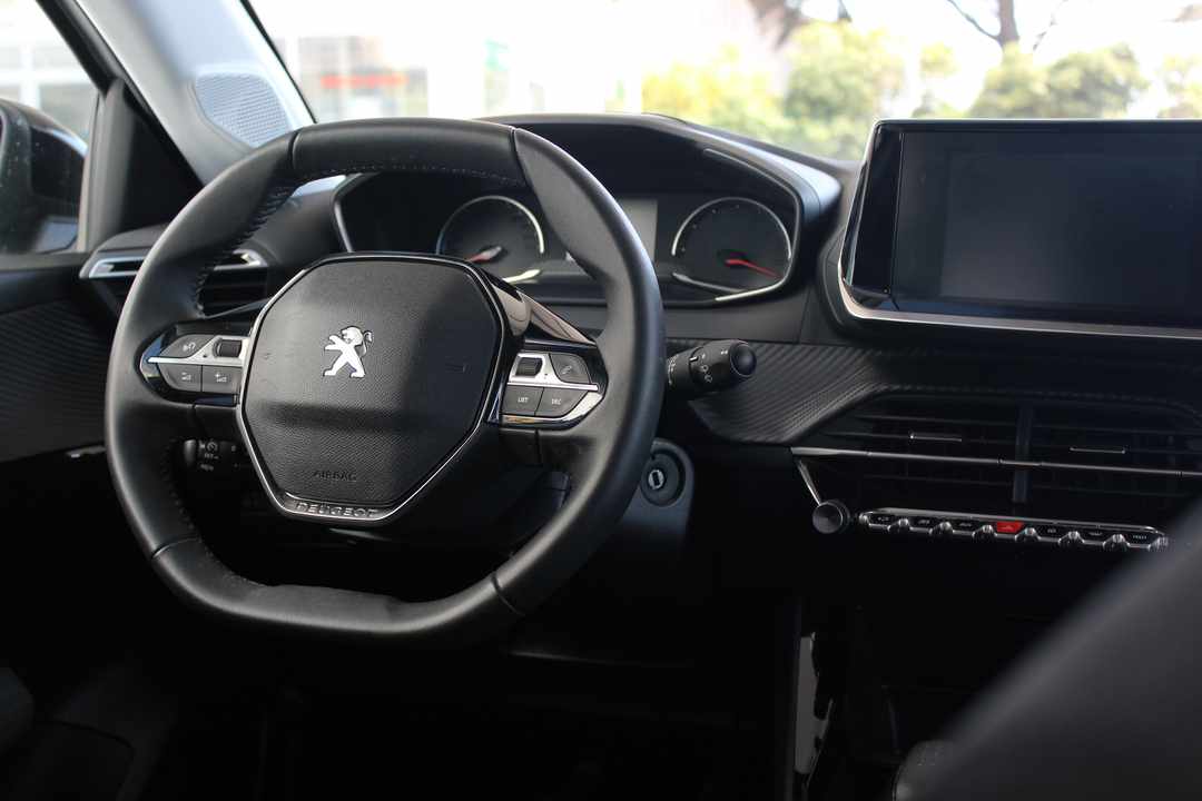 peugeot-208-1-2-puretech-2023-gasolina-1199cc