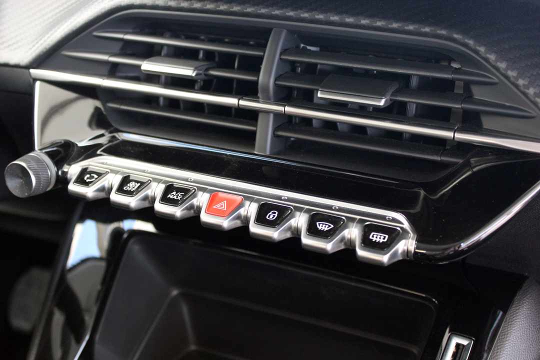 peugeot-208-1-2-puretech-2023-gasolina-1199cc