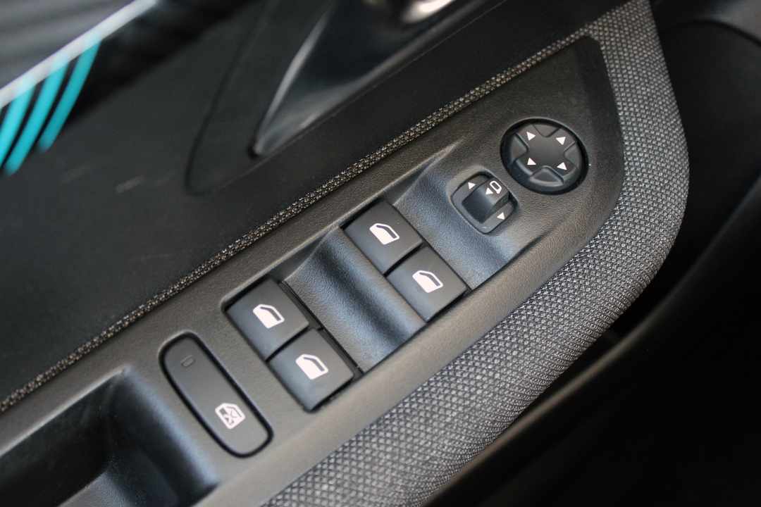 peugeot-208-1-2-puretech-2023-gasolina-1199cc