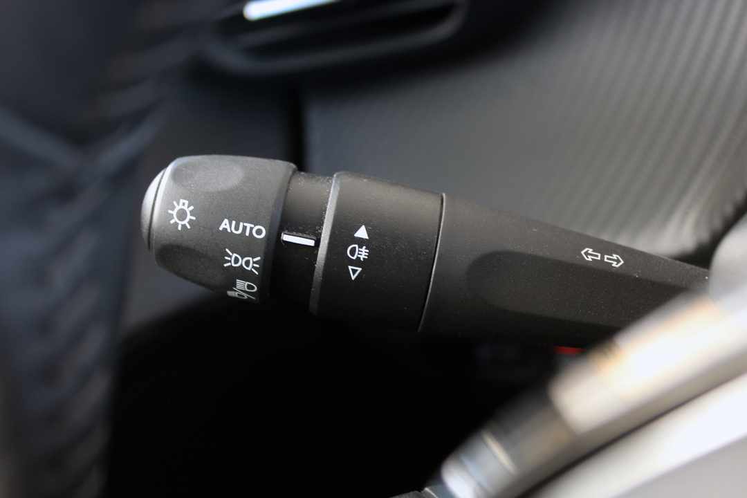 peugeot-208-1-2-puretech-2023-gasolina-1199cc
