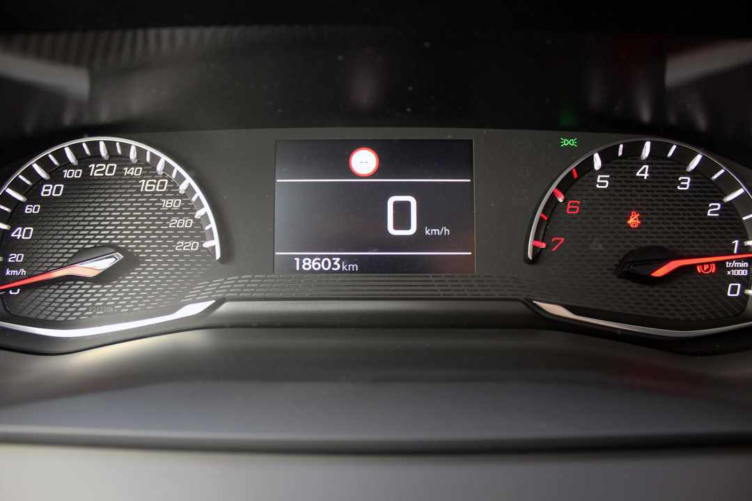 peugeot-208-1-2-puretech-2023-gasolina-1199cc