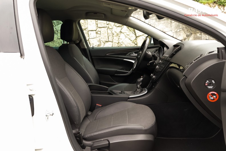 opel-insignia-sports-tourer-2011-diesel-1956cc