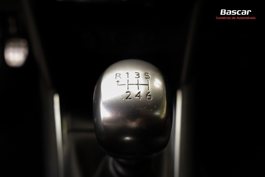 peugeot-208-2013-gasolina-1598cc