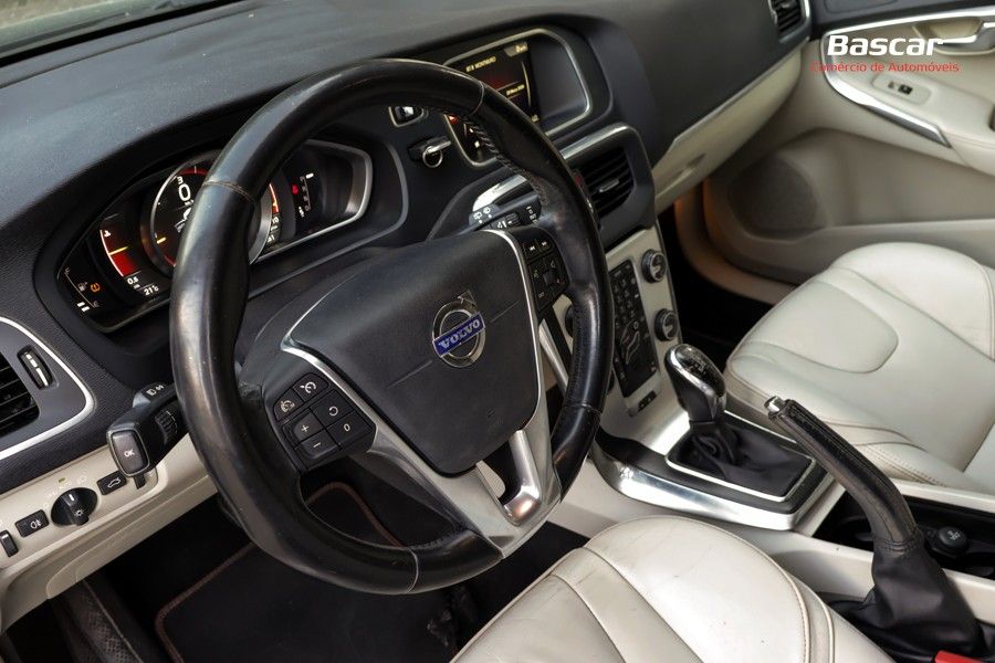 volvo-v40-cross-country-2014-diesel-1560cc