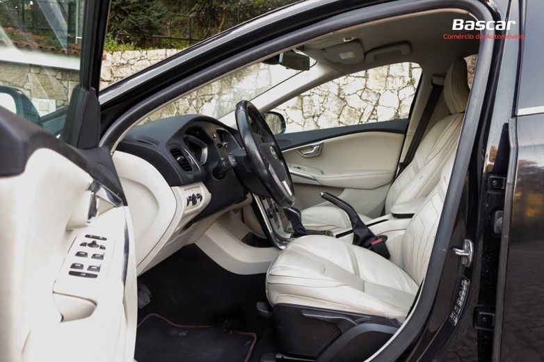volvo-v40-cross-country-2014-diesel-1560cc
