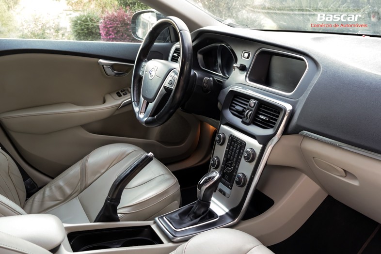 volvo-v40-cross-country-2014-diesel-1560cc