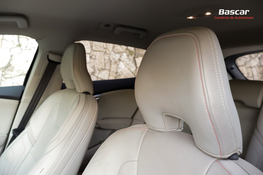 volvo-v40-cross-country-2014-diesel-1560cc