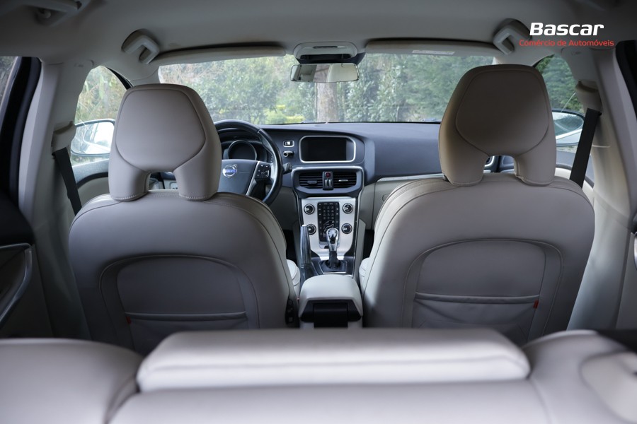 volvo-v40-cross-country-2014-diesel-1560cc