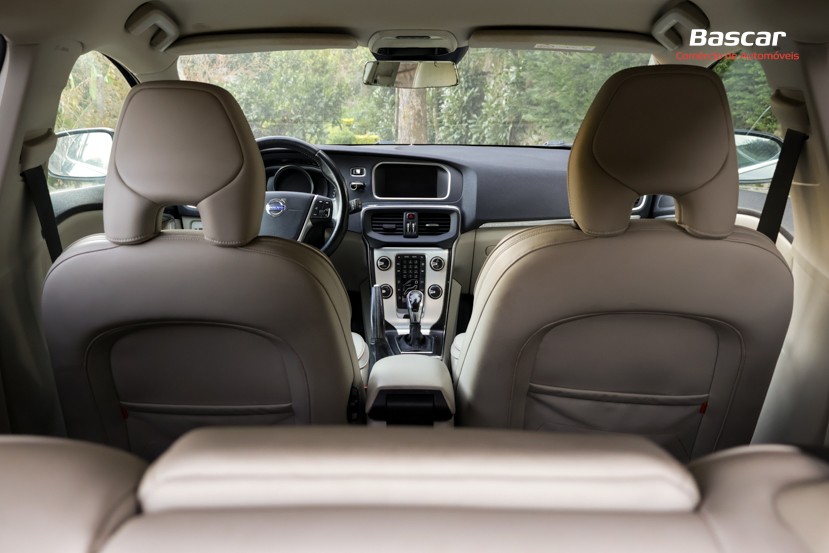 volvo-v40-cross-country-2014-diesel-1560cc