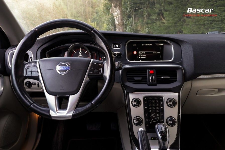 volvo-v40-cross-country-2014-diesel-1560cc