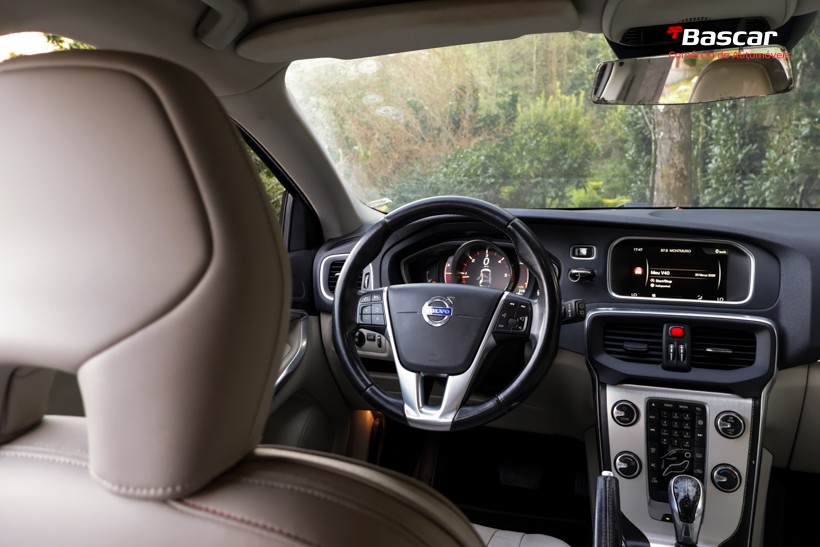 volvo-v40-cross-country-2014-diesel-1560cc