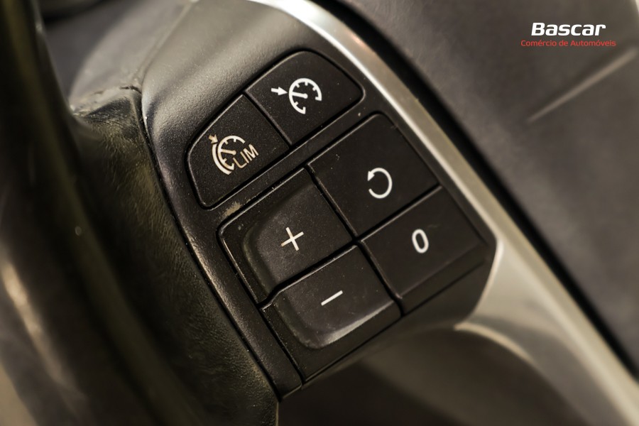 volvo-v40-cross-country-2014-diesel-1560cc