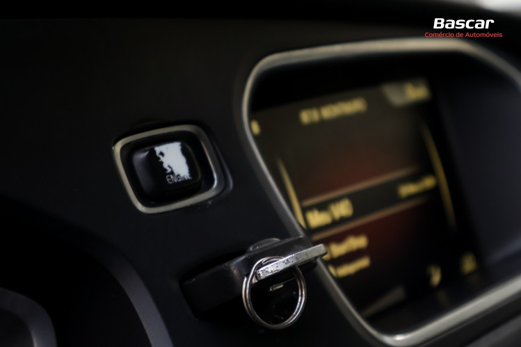 volvo-v40-cross-country-2014-diesel-1560cc