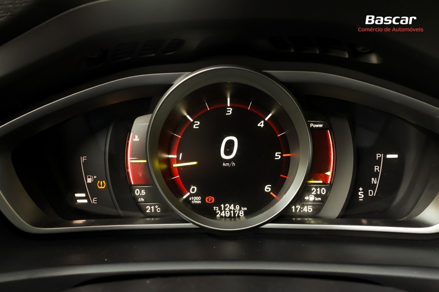 volvo-v40-cross-country-2014-diesel-1560cc