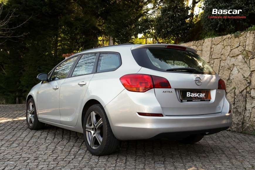 opel-astra-sport-tourer-2011-diesel-1686cc