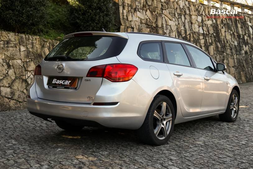 opel-astra-sport-tourer-2011-diesel-1686cc