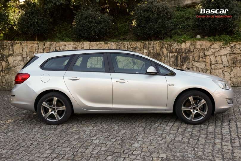 opel-astra-sport-tourer-2011-diesel-1686cc