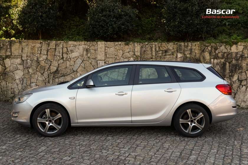 opel-astra-sport-tourer-2011-diesel-1686cc