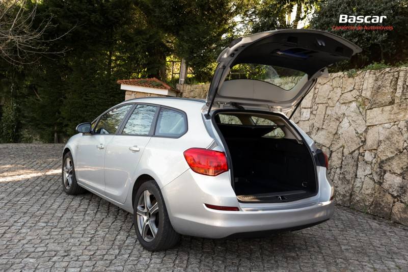 opel-astra-sport-tourer-2011-diesel-1686cc
