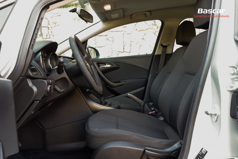 opel-astra-sport-tourer-2011-diesel-1686cc