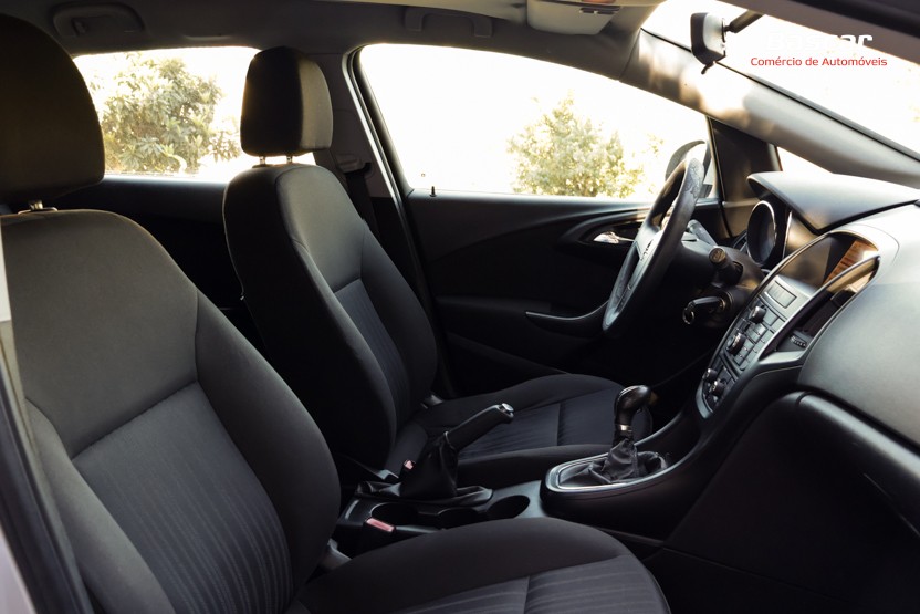 opel-astra-sport-tourer-2011-diesel-1686cc