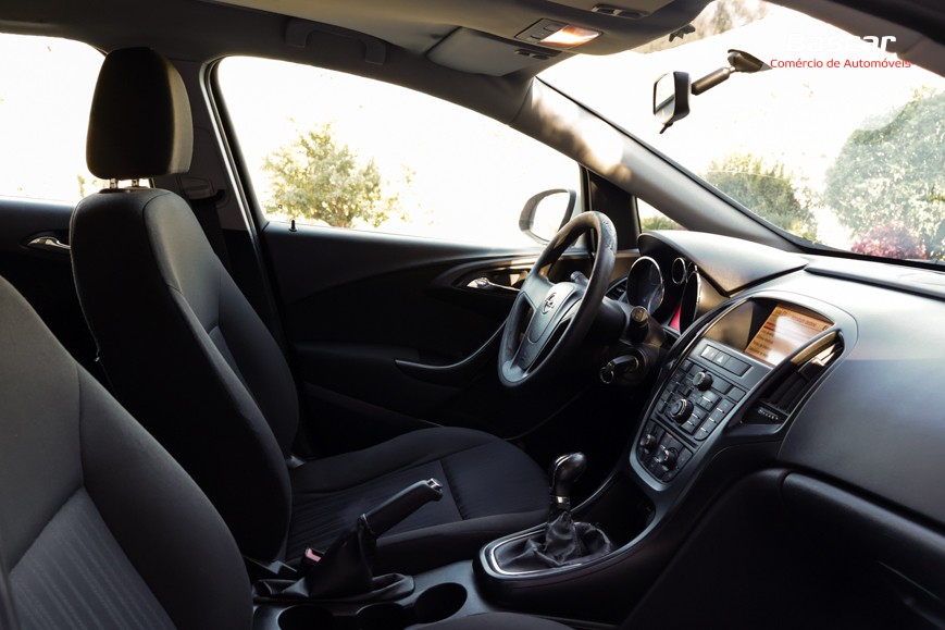 opel-astra-sport-tourer-2011-diesel-1686cc