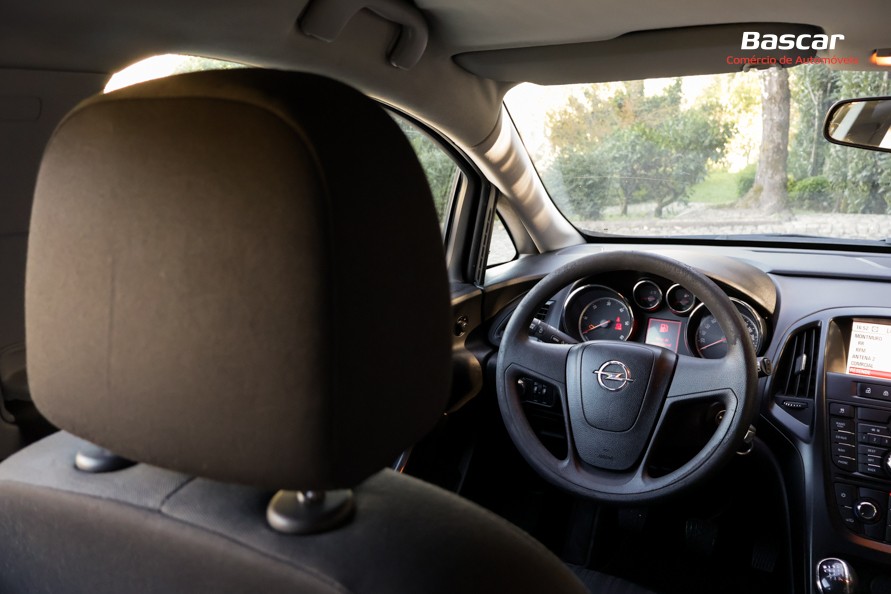 opel-astra-sport-tourer-2011-diesel-1686cc