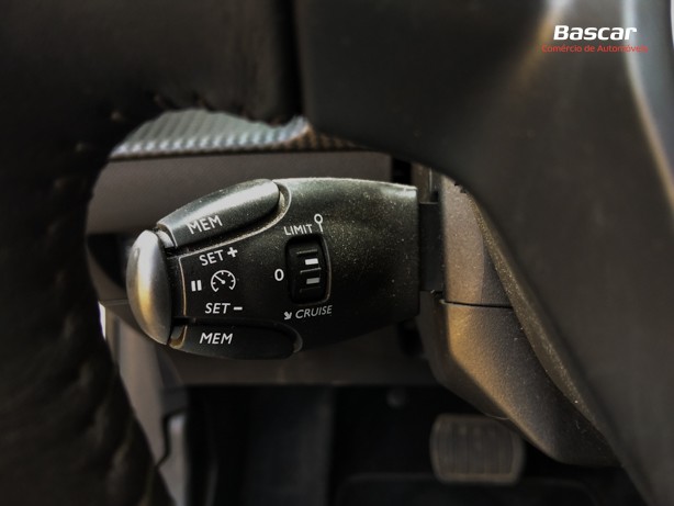 peugeot-208-2021-eletrico-500cc