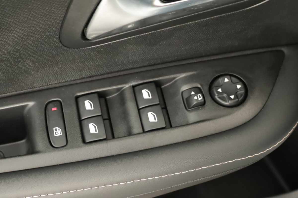 peugeot-e-208-2024-eletrico-0cc