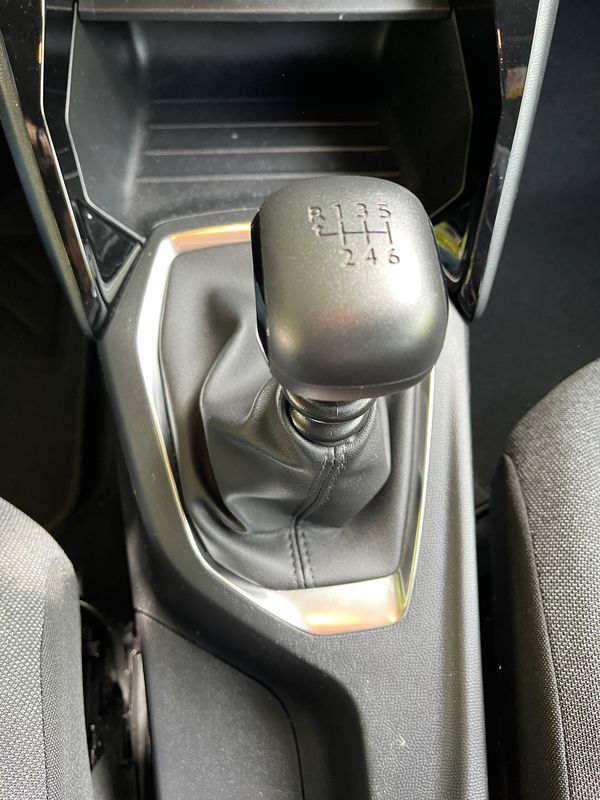 peugeot-2008-2022-gasolina-1199cc