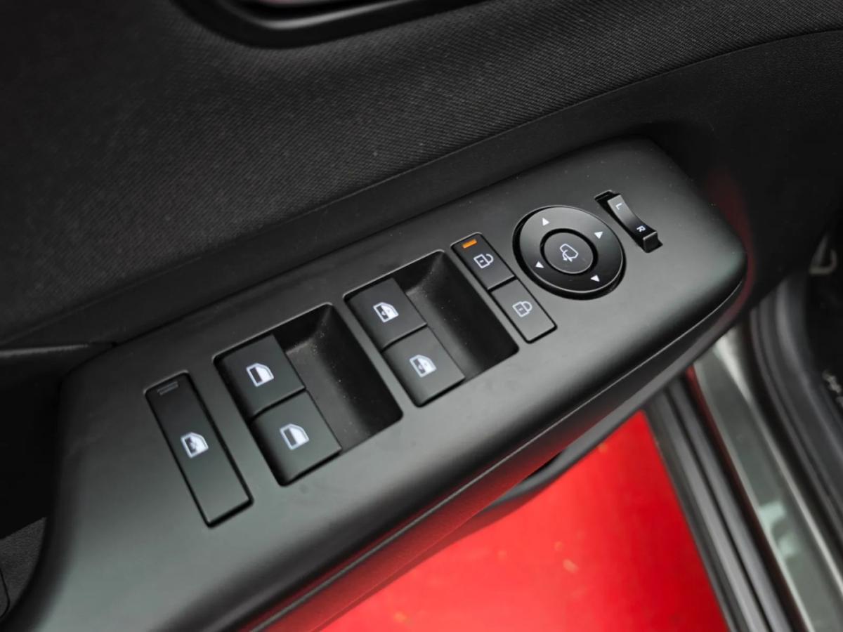 hyundai-kauai-2024-gasolina-998cc