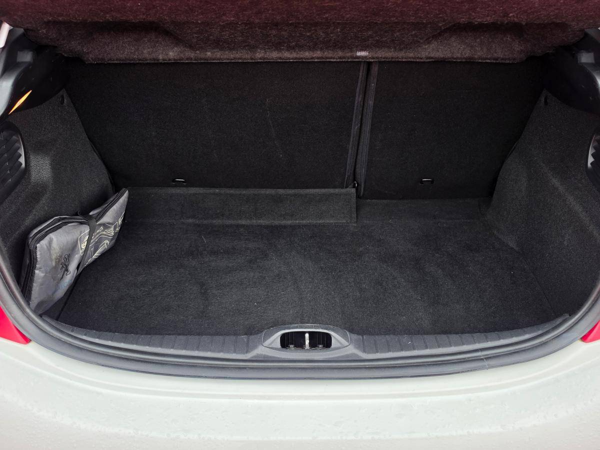 peugeot-208-2014-gasolina-1199cc