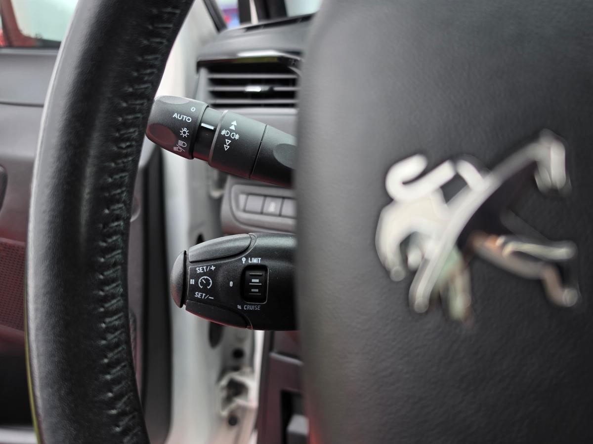 peugeot-208-2014-gasolina-1199cc