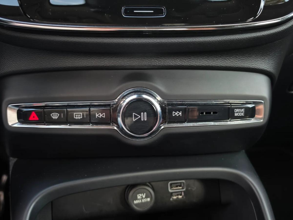 volvo-xc40-2022-hibrido-1477cc