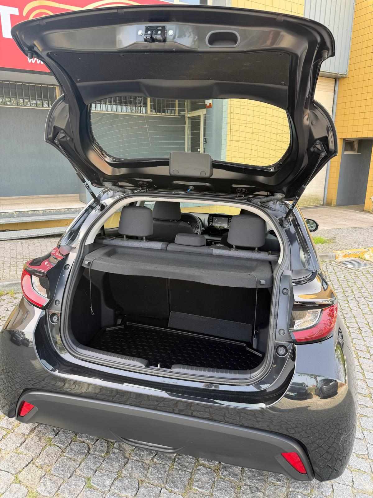 toyota-yaris-2022-hibrido-a-gasolina-1490cc