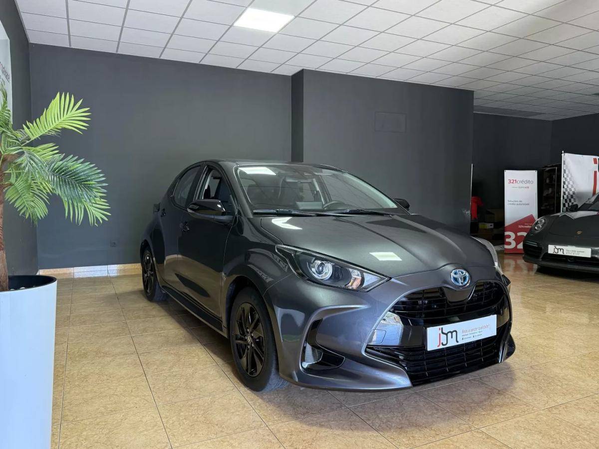 toyota-yaris-2022-hibrido-a-gasolina-1490cc