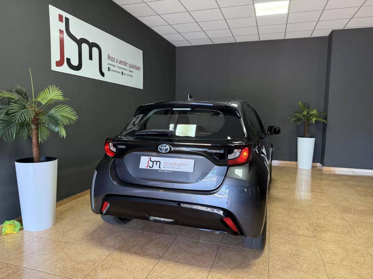 toyota-yaris-2022-hibrido-a-gasolina-1490cc