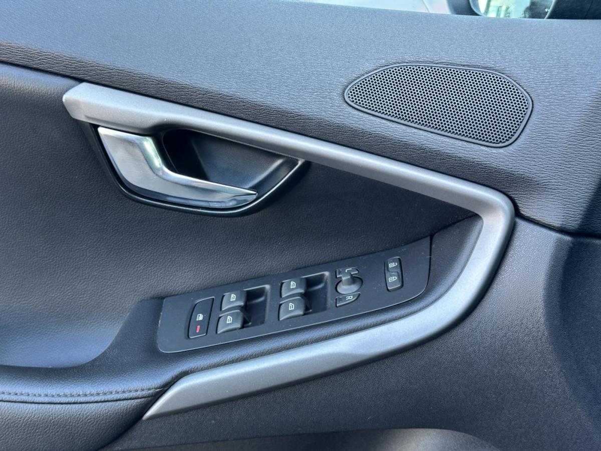 volvo-v40-2015-diesel-1560cc