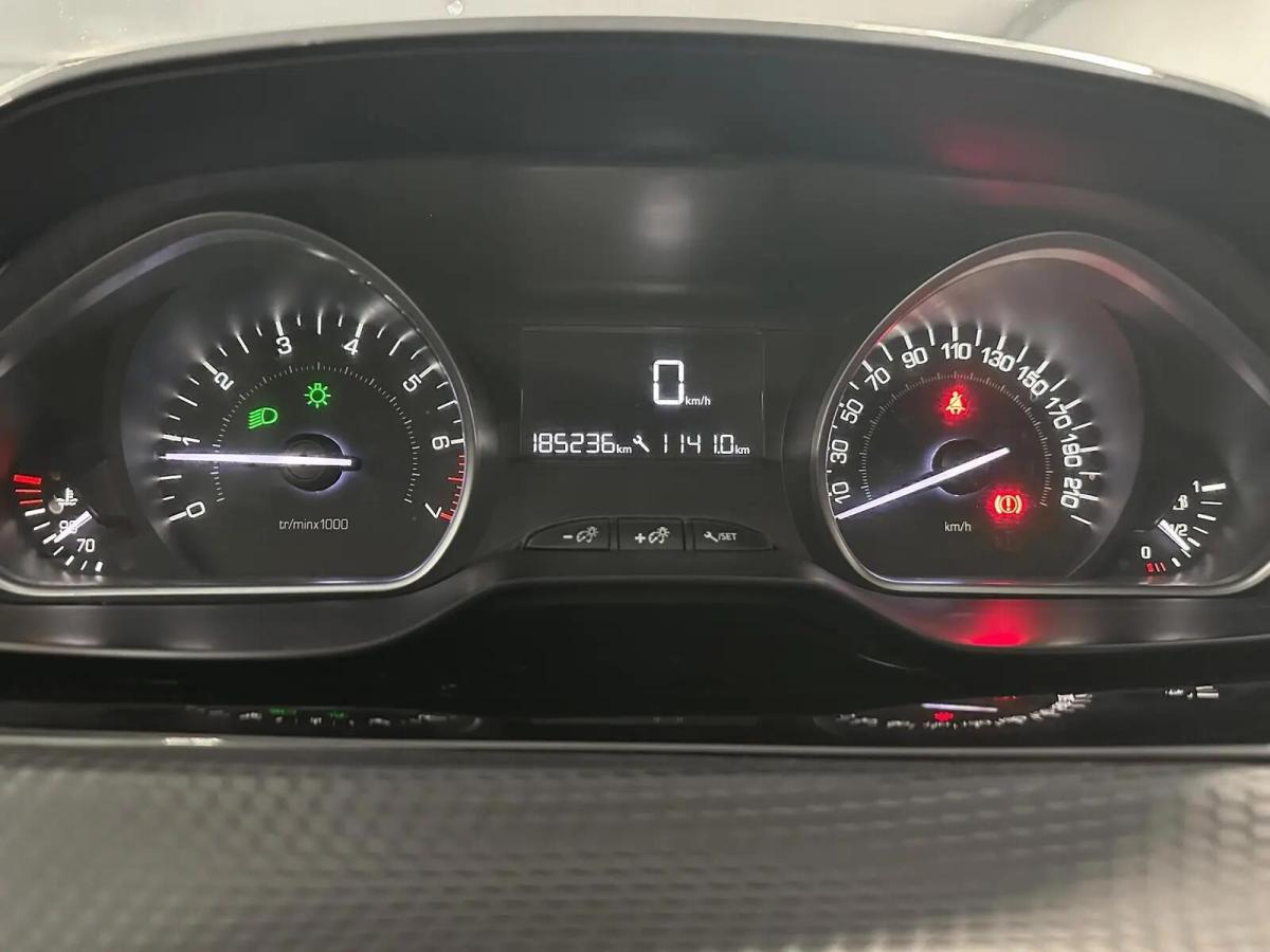 peugeot-208-2016-gasolina-1199cc