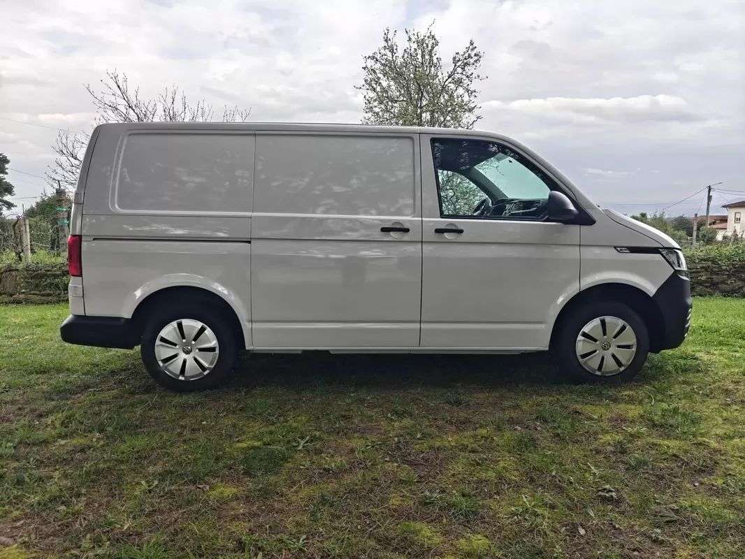 volkswagen-transporter-2023-diesel-1995cc